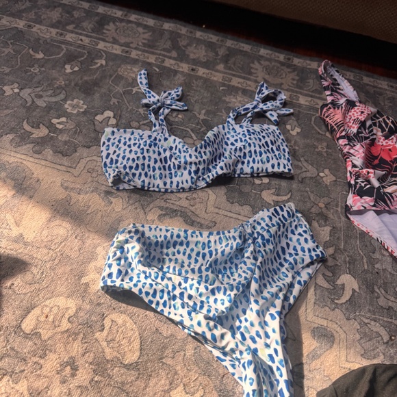 Stylish Womens size Large bundle 2 swimsuits and a tank top summer Set Perfect f - Picture 3 of 7